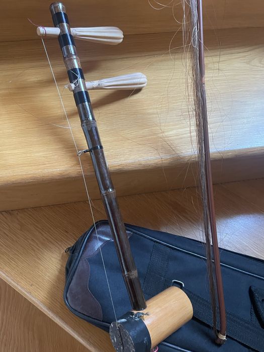 Instrumento musical chines “Ehru”