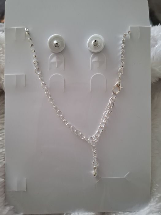 Conjunto colar / fio e brincos pérolas e brilhantes