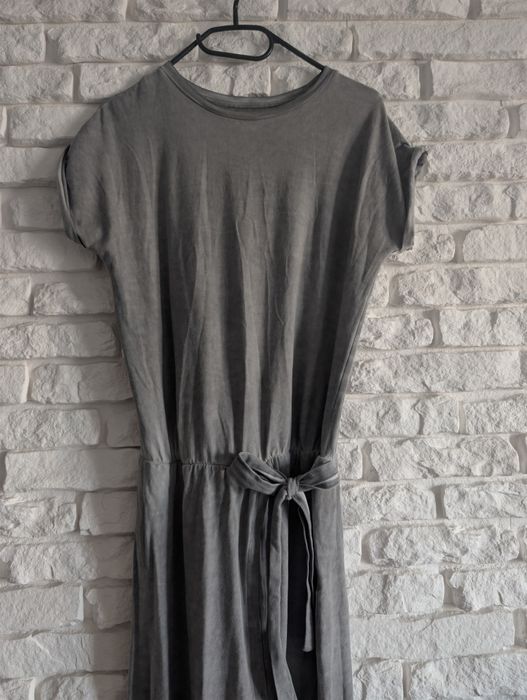 Długa szara sukienka