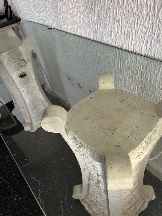 Aparador de pedra e vidro