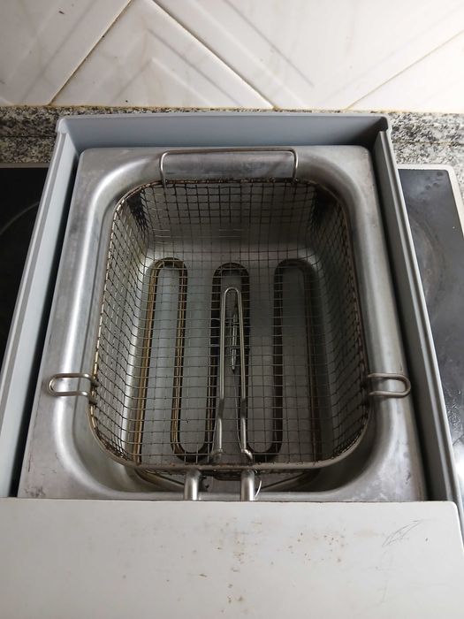 Fritadeira elétrica perfeitamente funcional.