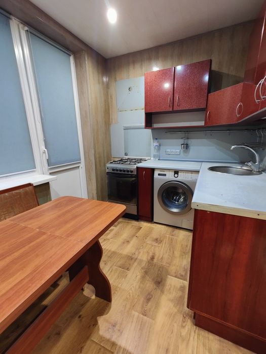 Продам 1 комнатная квартира Залютино, двухбалконка.