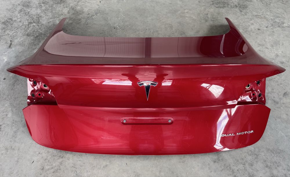 Tesla Model 3 кришка багажника