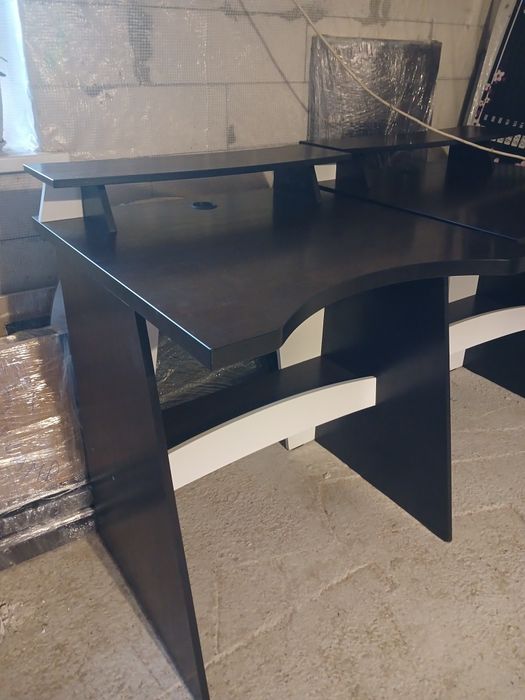 Комп'ютерний стіл