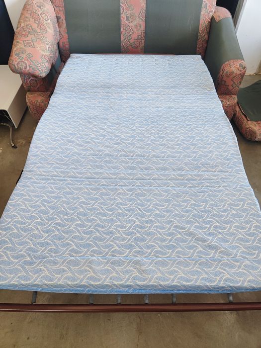 Sofá de 2 lugares usado. Sofá cama