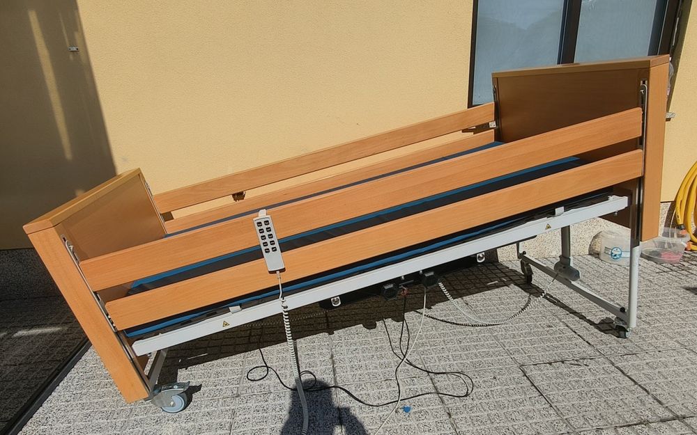 Cama articulada elétrica e elevatória hospitalar