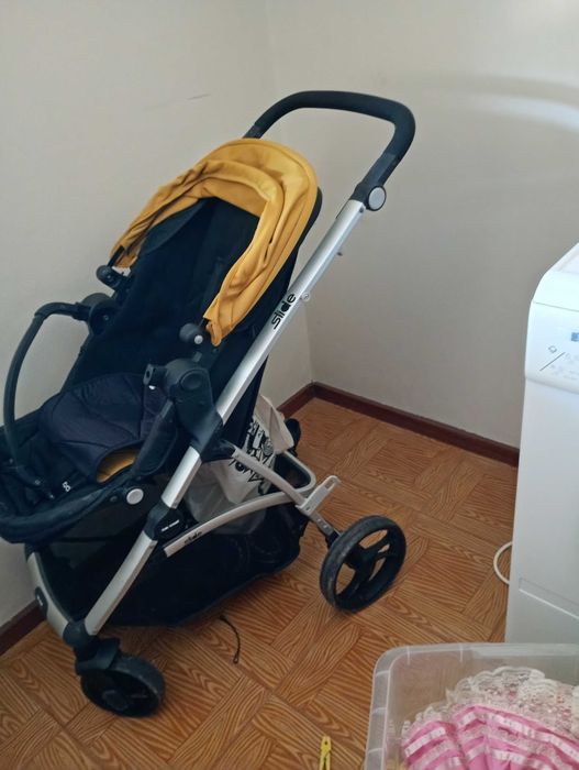 Carrinho de bebê e alcofa