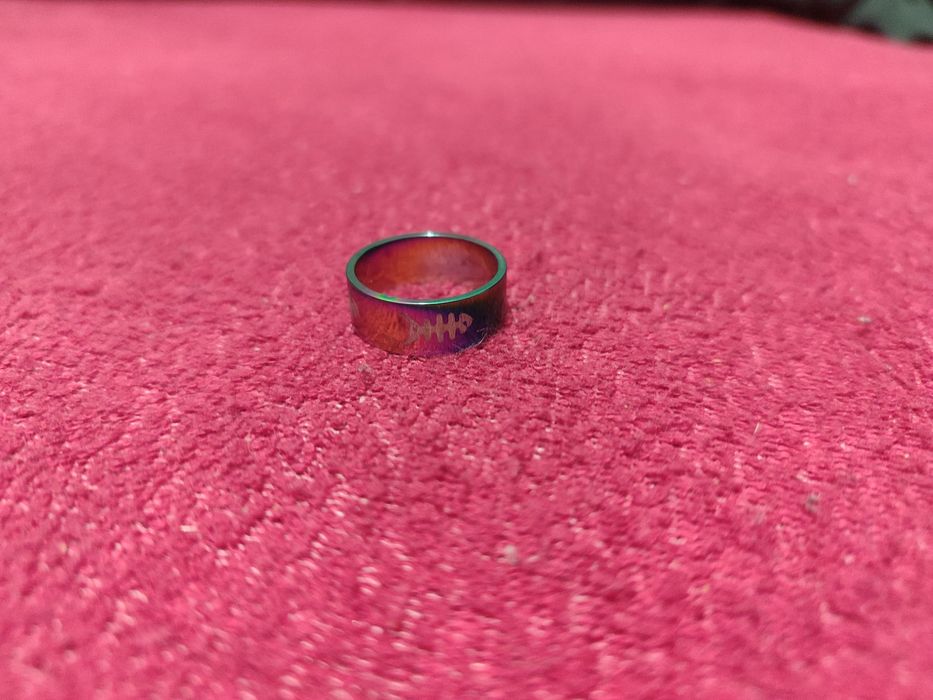 Pierścionek z szkieletem ryby oraz z zmiana koloru pod światłem