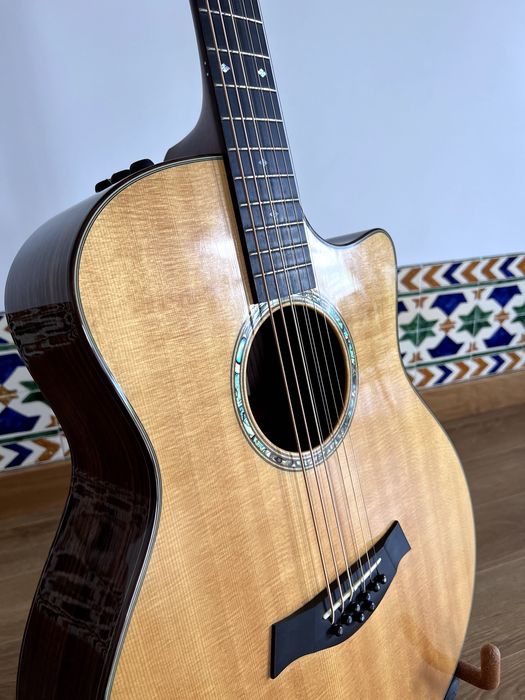 Taylor Custom Guitarra Barítono de 8 Cordas - Edição Especial