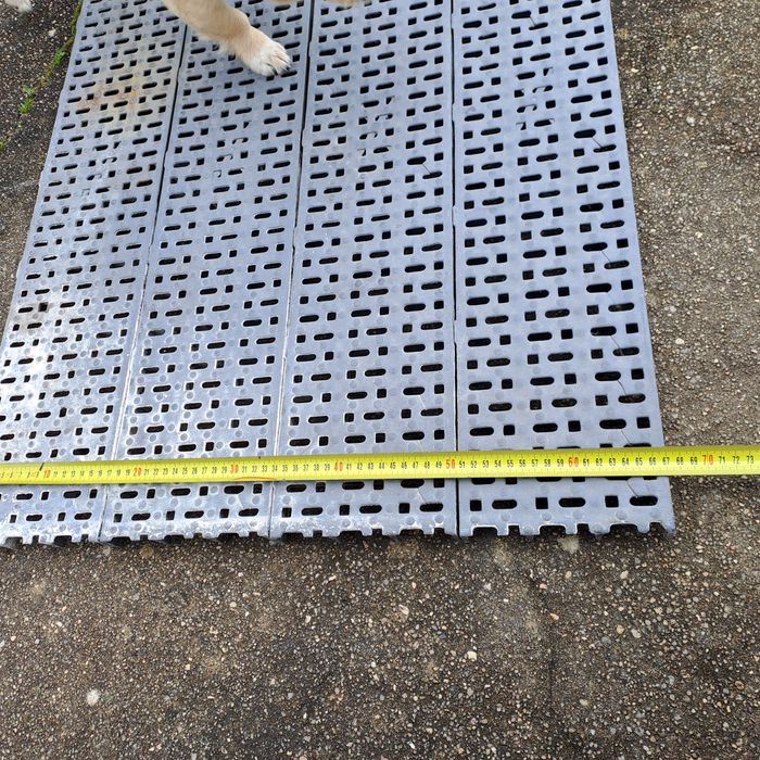 Estrado técnico em plástico para caravana ou outros fins.