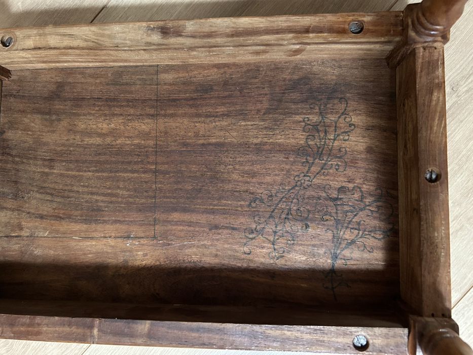 Unikatowy stolik pomocniczy Mid-Century – lite drewno, ręczna inkrustacja mosiądzem