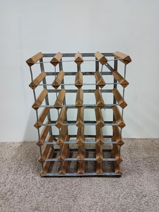 Garrafeira para 24 unidades em madeira e metal, feita artesanalmente
M