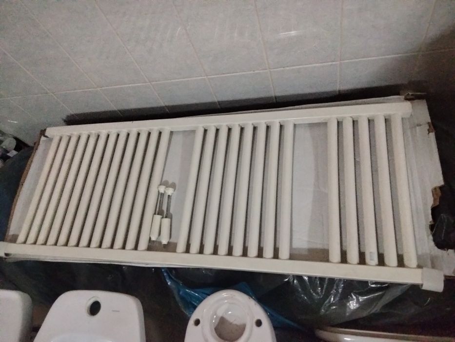 Loiças sanitárias, espelho, radiador, móvel, tudo por