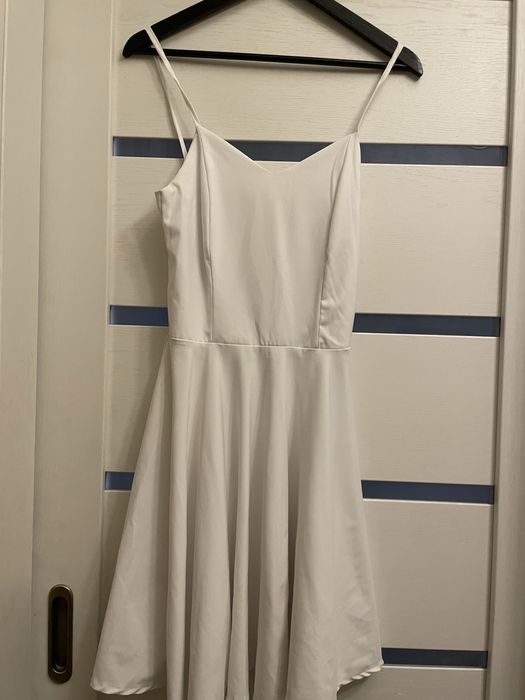 Жіноча сукня біла