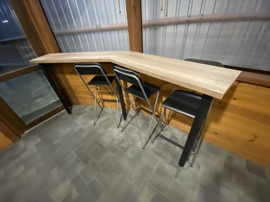 Барний стіл зі стільцями