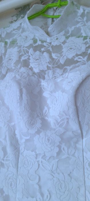 Весільна сукня з відкритою спиною і трішки шлейфом, вселільне плаття.