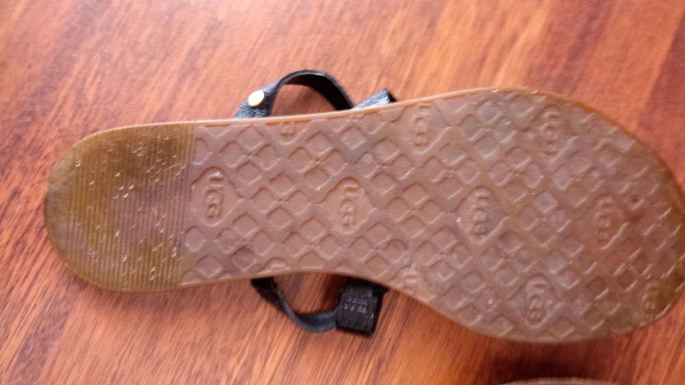 Sandálias UGG pretas 37
