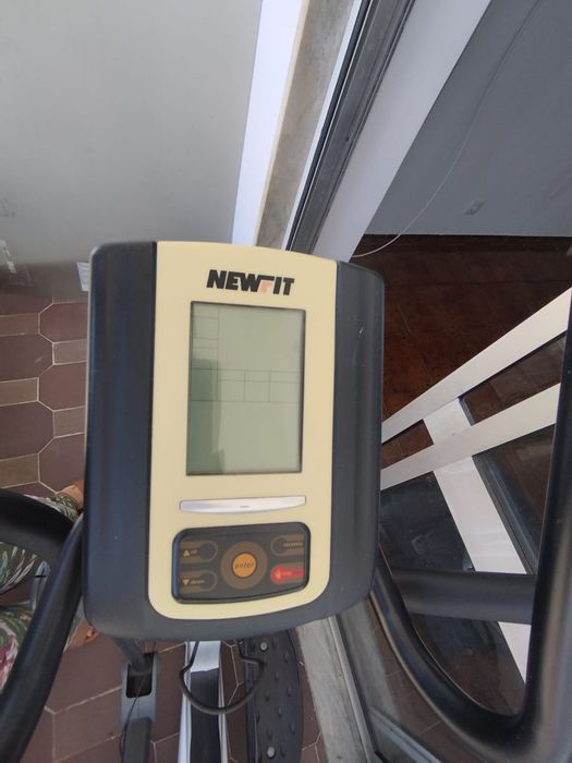 bicicleta elíptica da marca NEWFIT