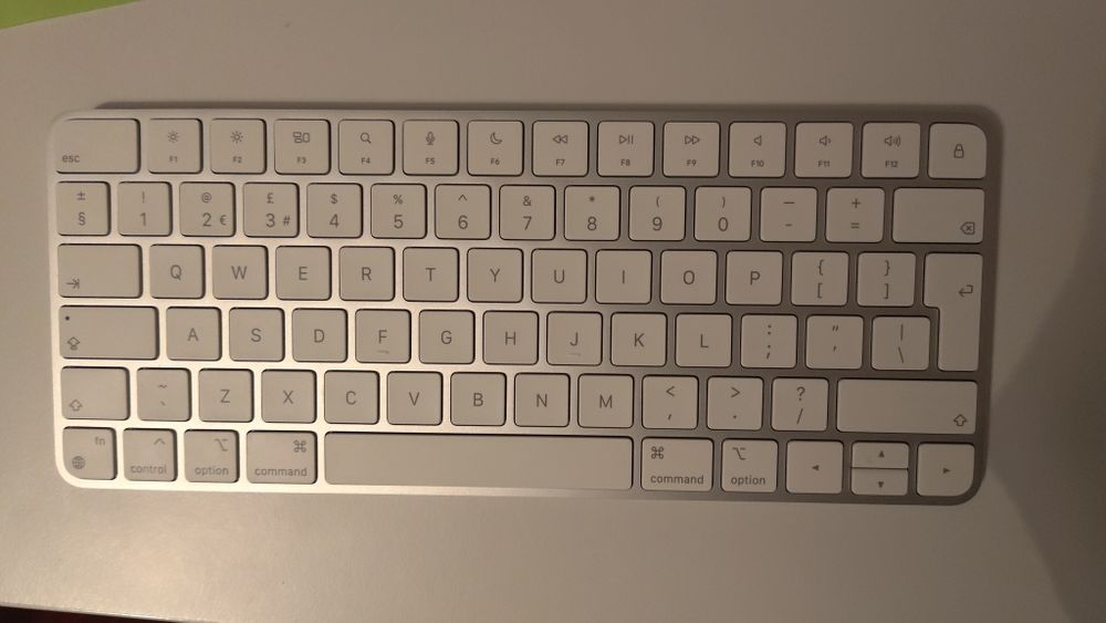 Apple Magic Keyboard Bluetooth - Like New477121413959526400