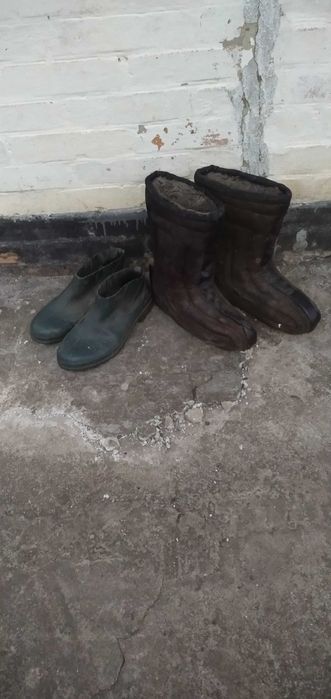 Отдам даром при встрече комплектом 2 пары обуви. Галоши (ПВХ) и валенки.