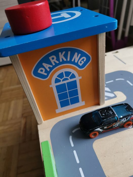 Drewniany piętrowy parking