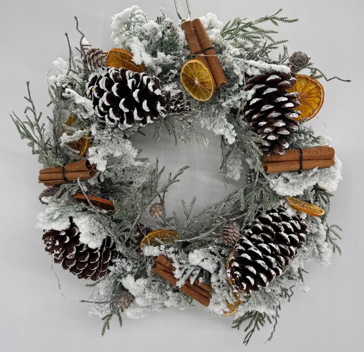 Wianek świąteczny LED z szyszkami cynamonem i suszonymi pomarańczami