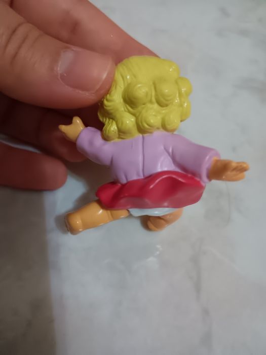 Pequena boneca de brincar