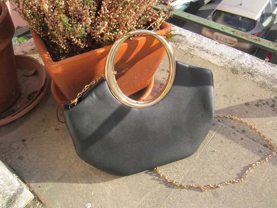 Mango Ring Leather Clutch preta e dourada