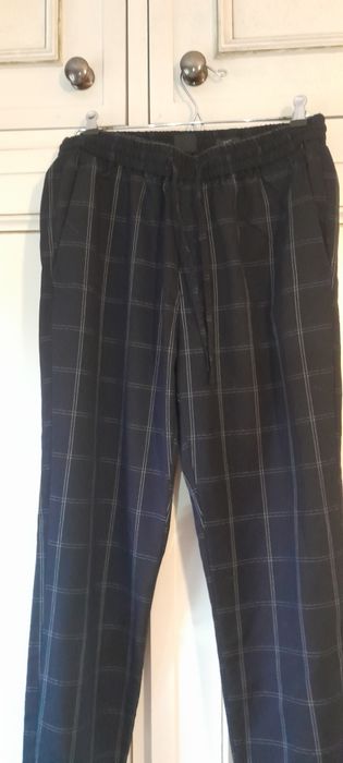 Calças de tecido com bolsos slim fit