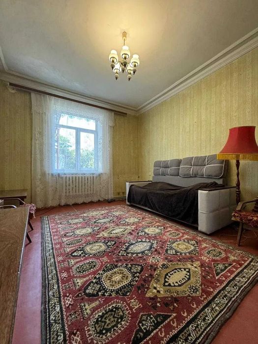 Продам 4-и к/к 85 м2 з гарним розташуванням в самому центрі міста.