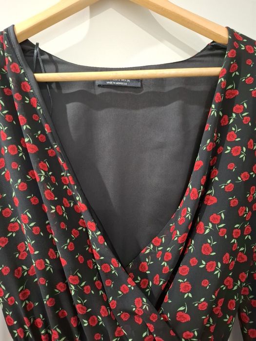Vestido Bershka com padrão floral em preto e vermelho.
Tamanho S 
Forr