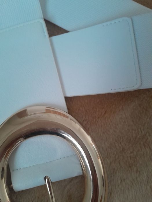 Cinto branco elastico com fivela dourada