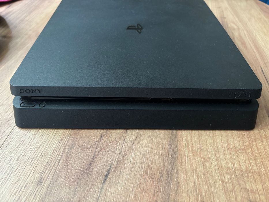 PlayStation 4 Slim + dwa pady – uszkodzona