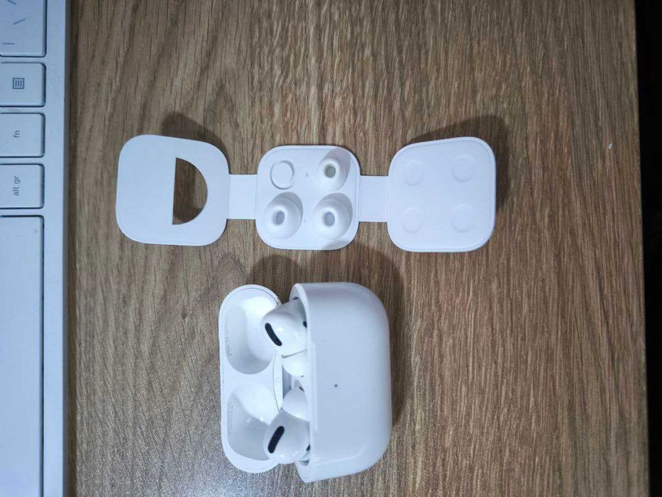 Бездротові Apple AirPods Pro with MagSafe Charging Case (MLWK3AM/A)