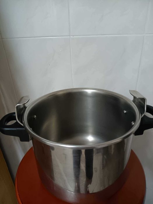 Panela de pressão em inox 8l. Dá para placa de indução e vitoceramica