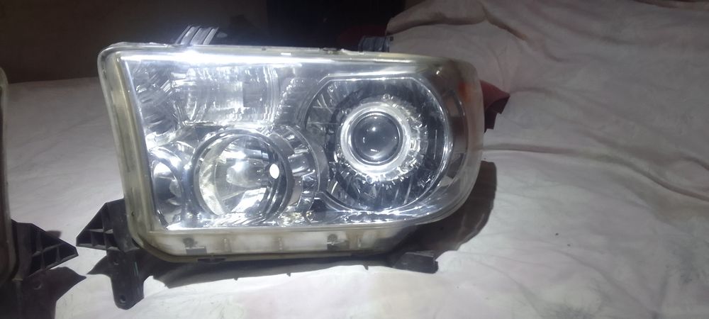 Продам комплект фар Toyota Tundra 2007-2013р