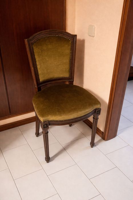 Cadeira clássica em madeira com assento e encosto estofados