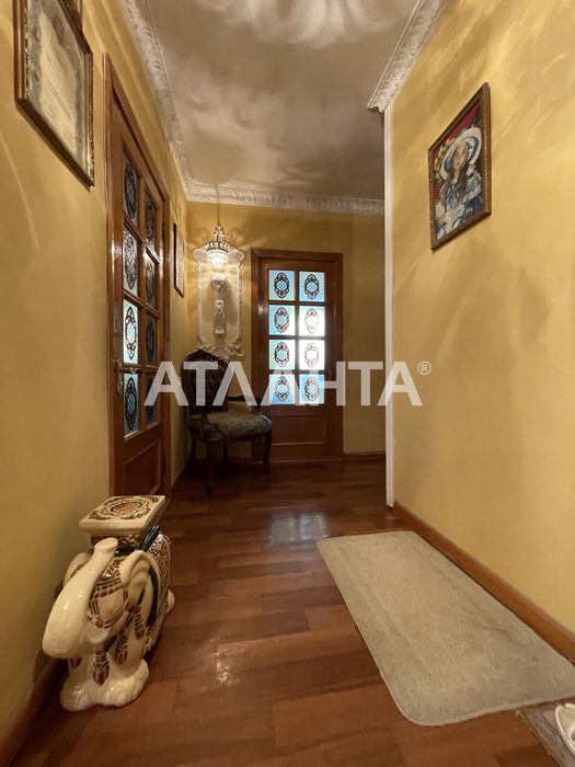 Трехкомнатная квартира с большой кухней студией