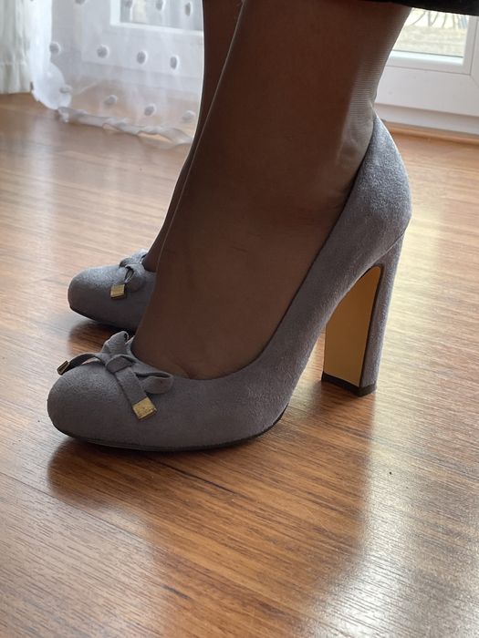 Niebieskie buty na obcasie