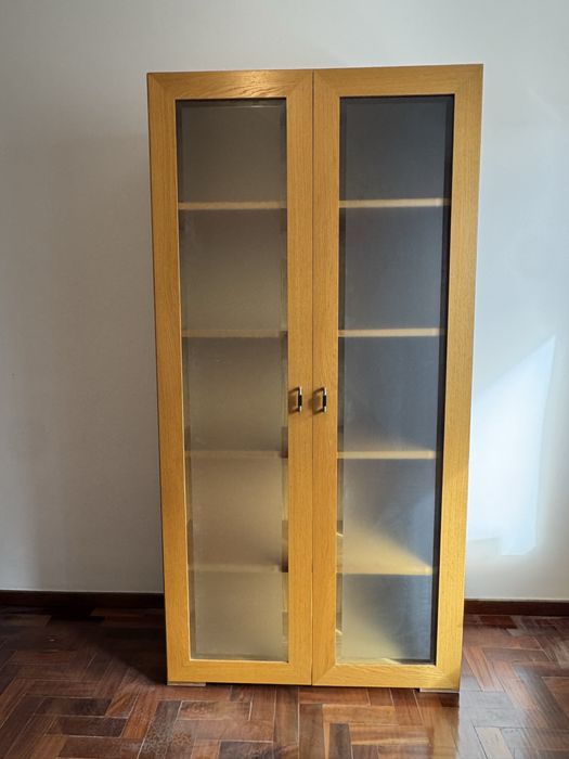 Vitrine / estante em madeira com portas de vidro (2 disponíveis)