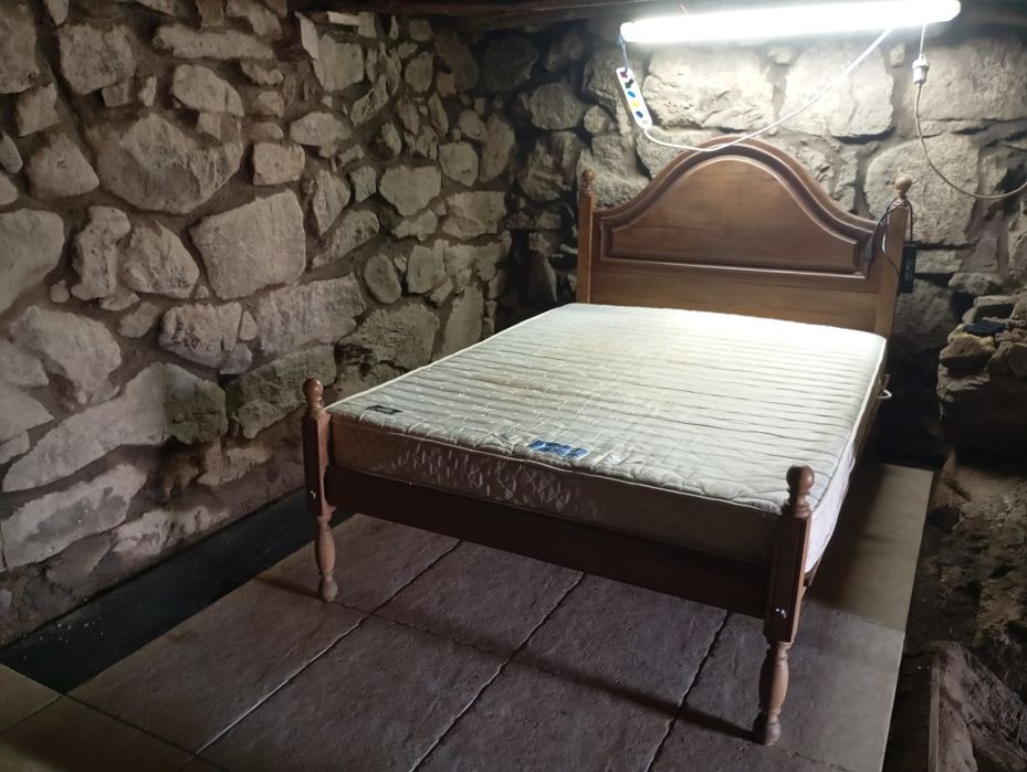 moradia com garagem e anexos 
Moradia  inserida num terreno amplo