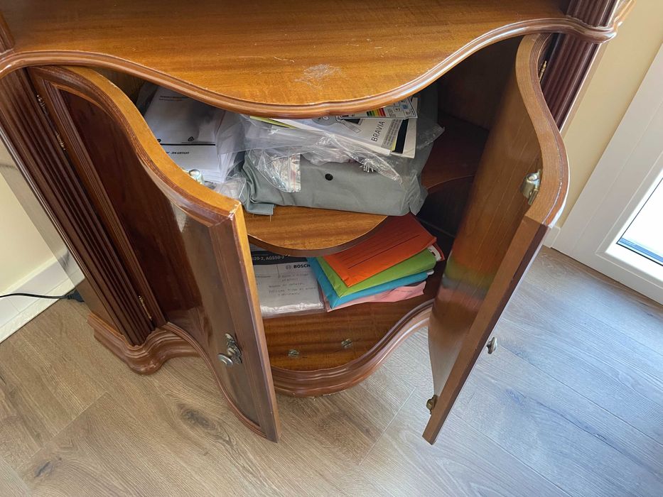 Móvel de canto com 2 portas em madeira maciça e raiz de nogueira