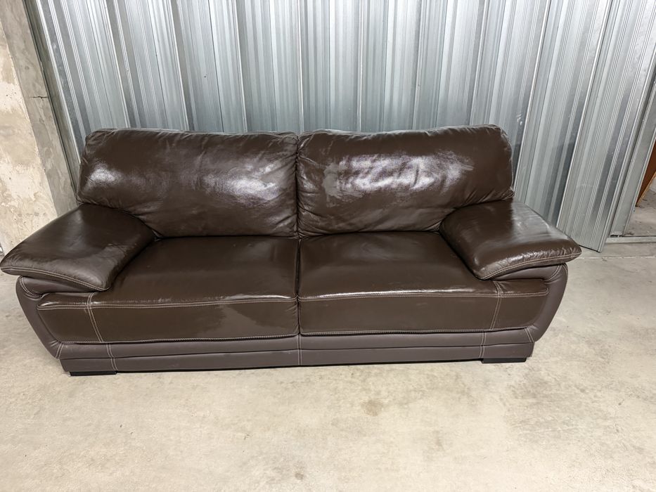 Sofa castanho escuro de pele