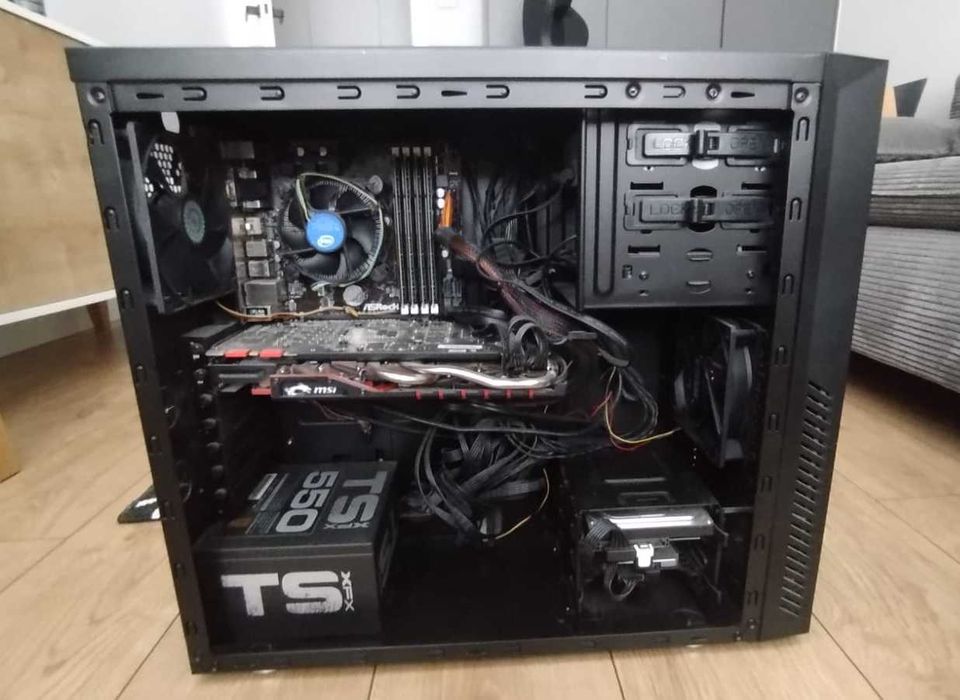 Zestaw komputerowy: komputer stacjonarny + monitor - Windows 10