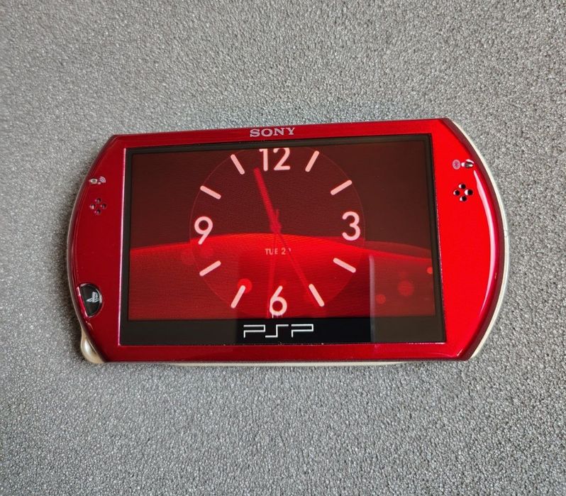 Ігрова потративна консоль PSP Go