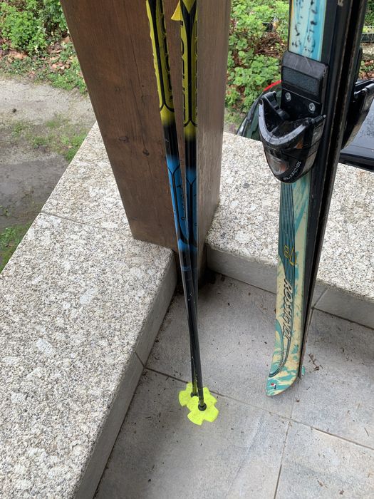 Ski e bastões de ski