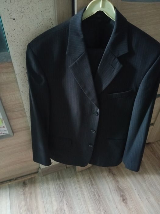 Garnitur w kolorze czarnym że spodniami