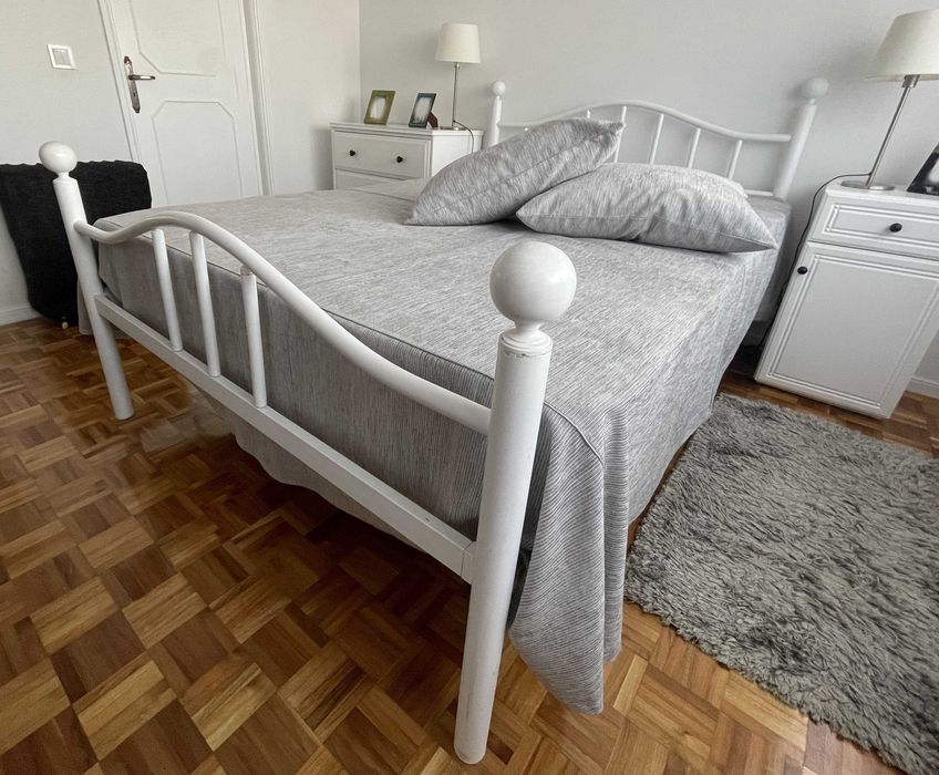 Cama de casal antiga  em ferro com estrado