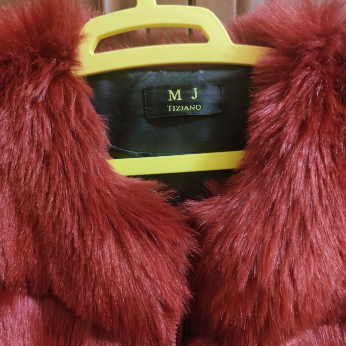 Жилетка хутряна. Колір бордо