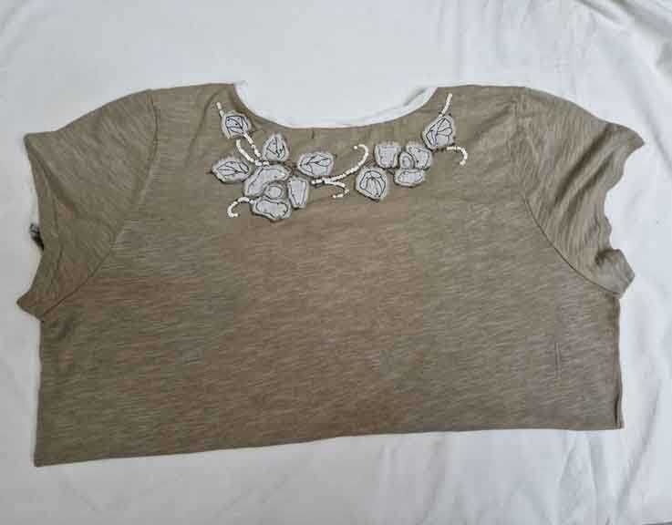 T-shirt Beje decoração motivos florais